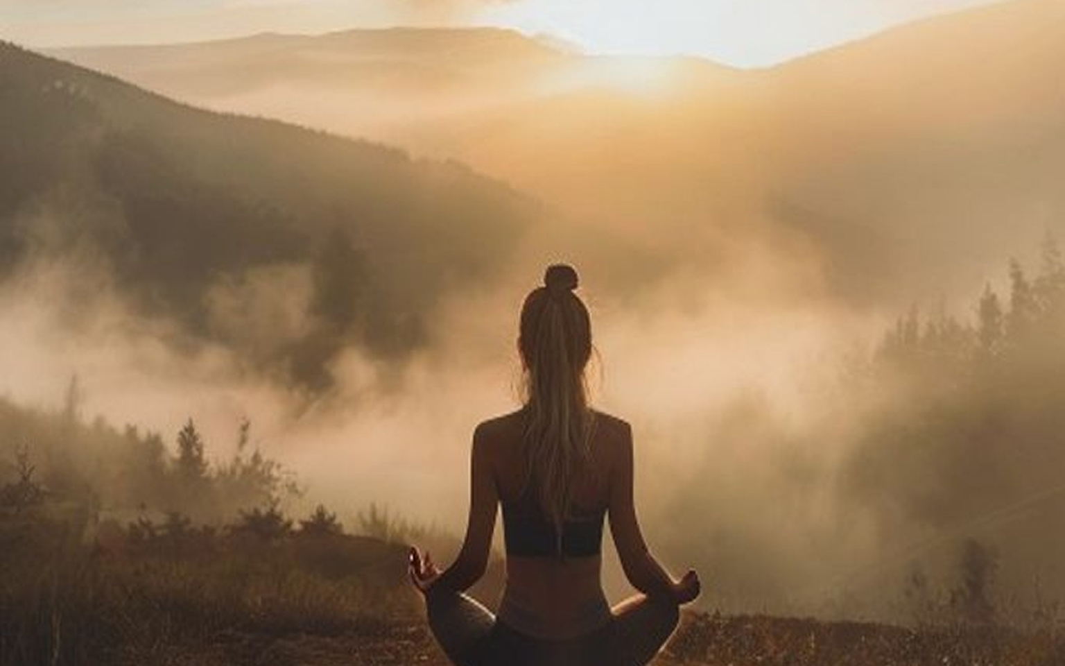 Joga o&nbsp;wschodzie słońca: jak zacząć praktykę outdoor